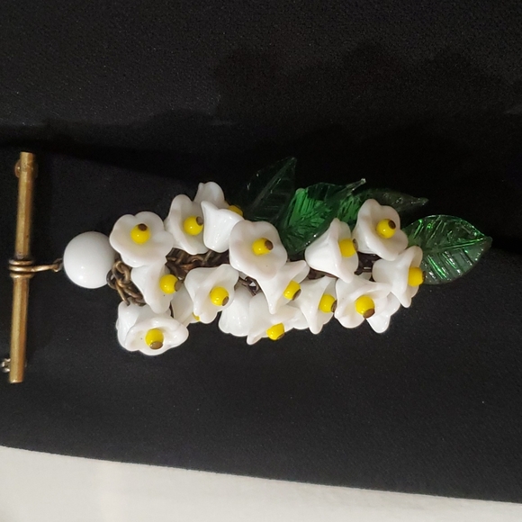 Rare 1930s Art Deco White Czech glass dangling daisy flower brooch - Picture 3 of 3